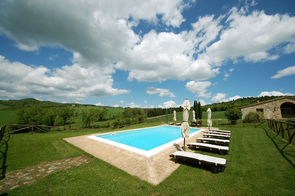 tuscan-farmhouse-swimming-pool