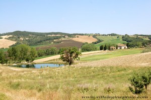 villa in Tuscany with lake