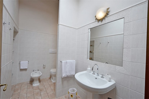 the batrhroom of the tuscan villa